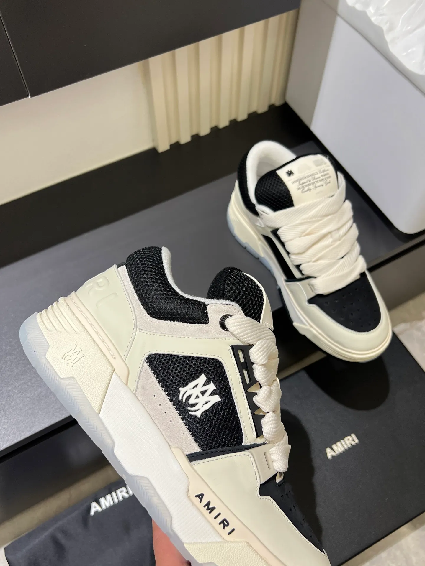 Men's shoes 💰p680 [AMIRI] 2025 spring and summer series new sneakers, new 🆕 bread shoes, bread shoes have a very special big tongue design, thickened outsole, rounded toe, oversized rubber sole and perforated star details, whoever wears them will look better! The appearance is responsible, the feet are retro and handsome! Size: 38-45